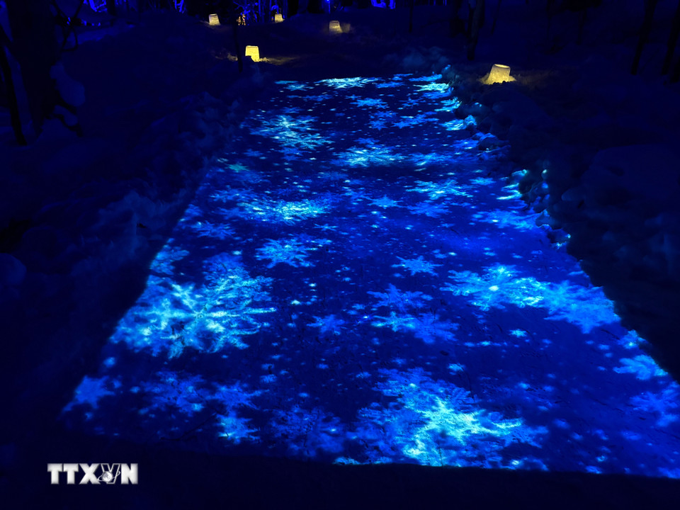 Những màn chiếu sáng tuyệt đẹp dọc theo con đường tuyết. (Ảnh: Xuân Giao/TTXVN)