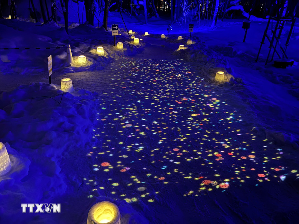 Đèn LED và nến tuyết tạo nên khung cảnh huyền ảo trên những con đường trong khuôn viên đền Jozankei. (Ảnh: Xuân Giao/TTXVN)