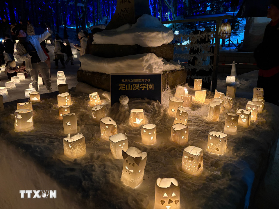 Những ngọn đèn tuyết ngộ nghĩnh là tác phẩm của các em học sinh địa phương. (Ảnh: Xuân Giao/TTXVN)