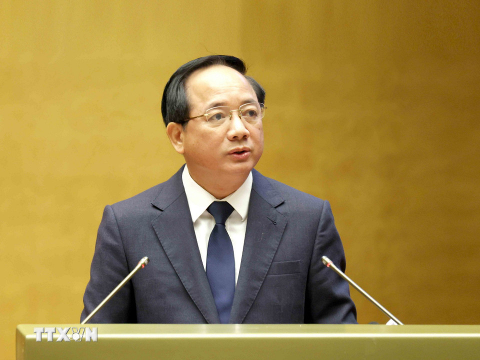 Đồng chí Trịnh Văn Quyết, Uỷ viên Bộ Chính trị, Bí thư Trung ương Đảng, Trưởng Ban Tuyên giáo và Dân vận Trung ương giới thiệu Chuyên đề: “Một số vấn đề mới, cốt lõi và kinh nghiệm 40 năm đổi mới trong văn kiện Đại hội XIV của Đảng.” (Ảnh: Phương Hoa/TTXVN)