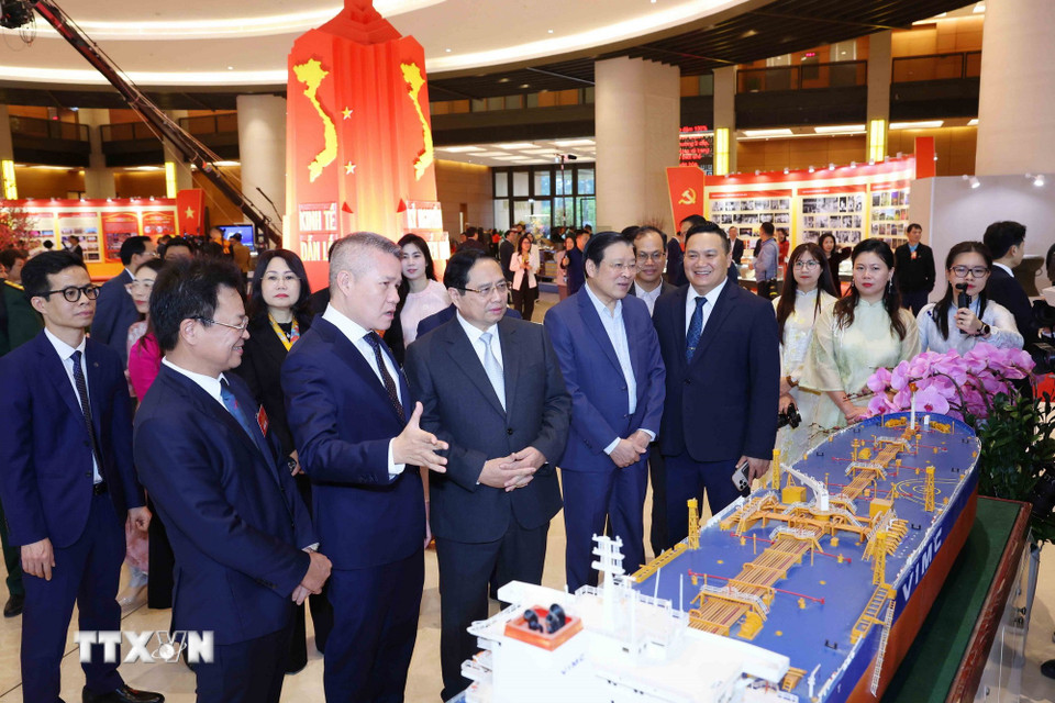 Thủ tướng Phạm Minh Chính cùng các đại biểu tham quan triển lãm "Những thành tựu nổi bật trong phát triển kinh tế và văn hoá Việt Nam." (Ảnh: Phương Hoa/TTXVN)