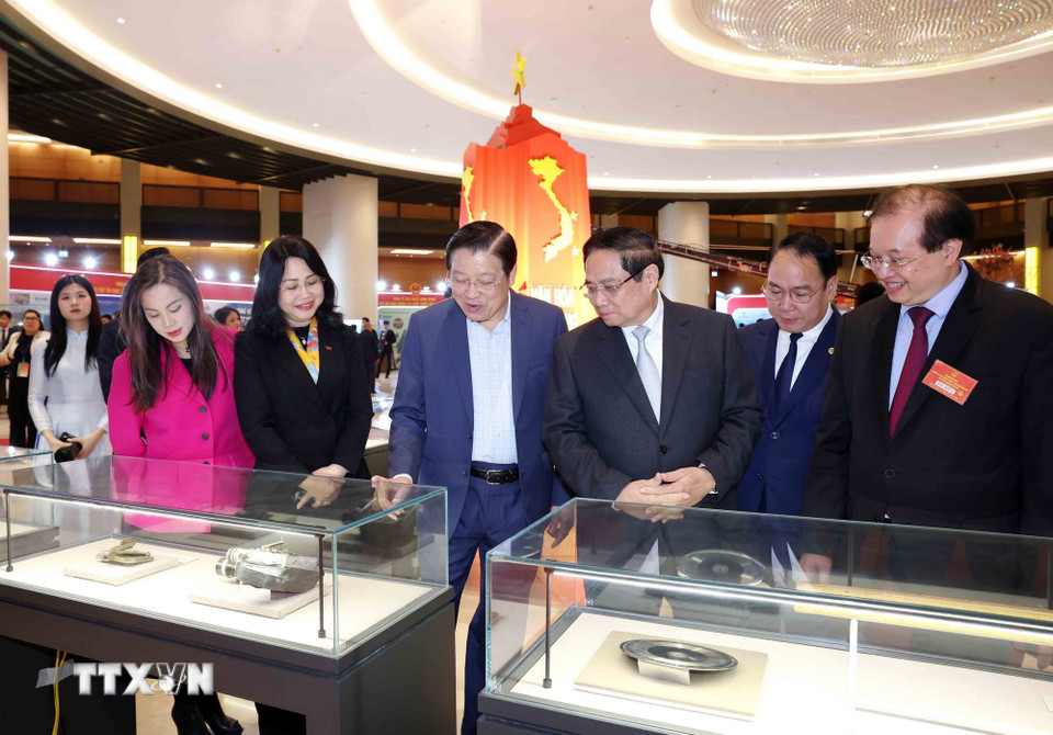 Thủ tướng Phạm Minh Chính cùng các đại biểu tham quan triển lãm "Những thành tựu nổi bật trong phát triển kinh tế và văn hoá Việt Nam." (Ảnh: Phương Hoa/TTXVN)