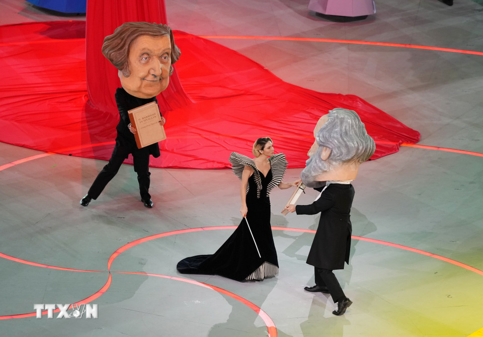 Nghệ sỹ biểu diễn tại lễ khai mạc Olympic mùa Đông Milan-Cortina 2026 ở Milan, Italy, ngày 6/2/2026. (Nguồn: THX/TTXVN)