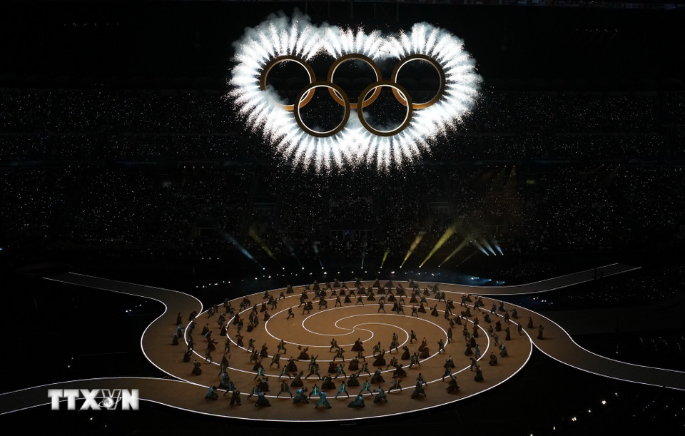 Nghệ sỹ biểu diễn tại lễ khai mạc Olympic mùa Đông Milan-Cortina 2026 ở Milan, Italy, ngày 6/2/2026. (Nguồn: THX/TTXVN)