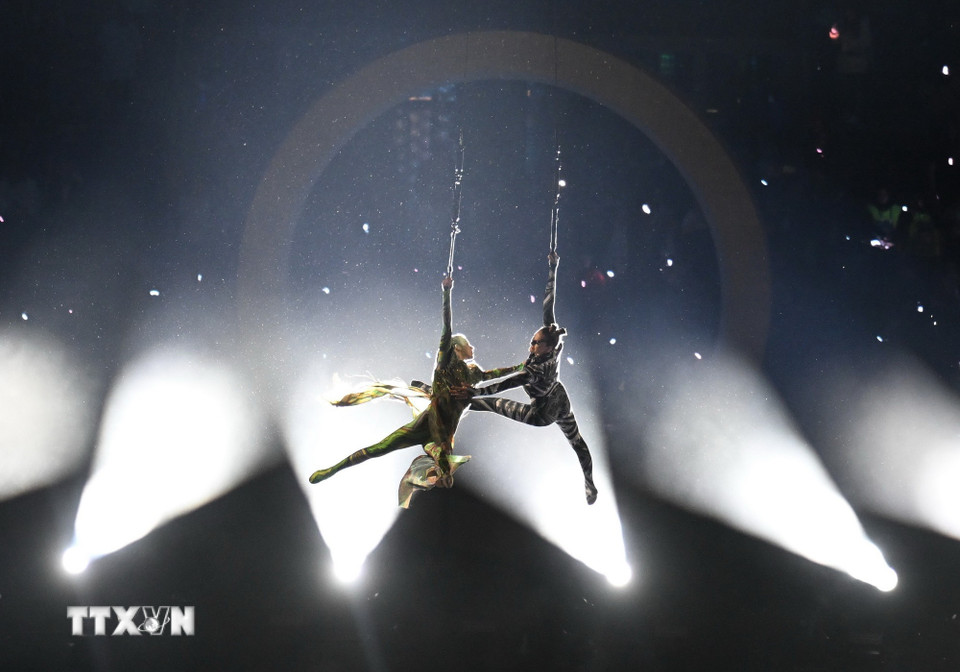 Nghệ sỹ biểu diễn tại lễ khai mạc Olympic mùa Đông Milan-Cortina 2026 ở Milan, Italy, ngày 6/2/2026. (Nguồn: THX/TTXVN)