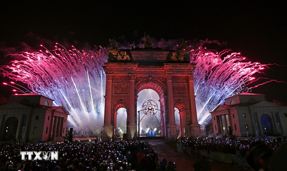 Màn trình diễn pháo hoa tại lễ khai mạc Olympic mùa Đông Milan-Cortina 2026 ở Milan, Italy, ngày 6/2/2026. (Nguồn: THX/TTXVN)