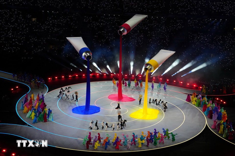 Nghệ sỹ biểu diễn tại lễ khai mạc Olympic mùa Đông Milan-Cortina 2026 ở Milan, Italy, ngày 6/2/2026. (Nguồn: THX/TTXVN)