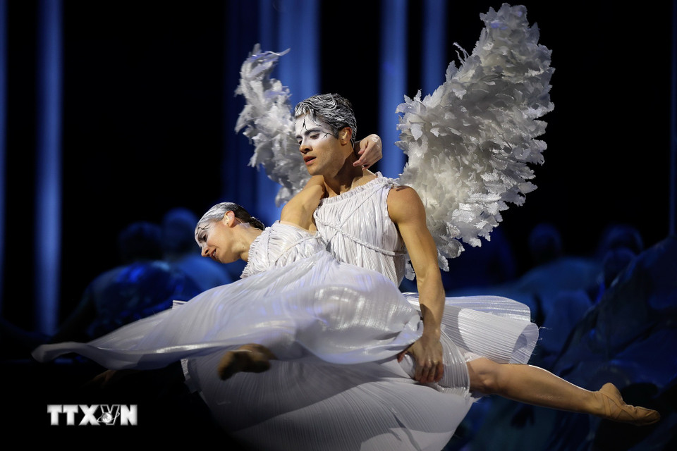 Nghệ sỹ biểu diễn tại lễ khai mạc Olympic mùa Đông Milan-Cortina 2026 ở Milan, Italy, ngày 6/2/2026. (Nguồn: THX/TTXVN)