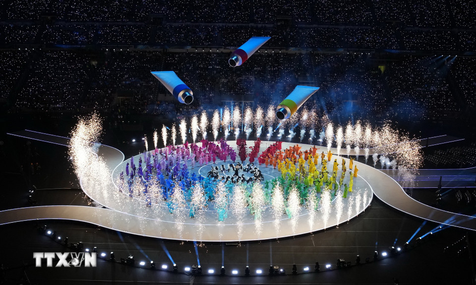 Nghệ sỹ biểu diễn tại lễ khai mạc Olympic mùa Đông Milan-Cortina 2026 ở Milan, Italy, ngày 6/2/2026. (Nguồn: THX/TTXVN)
