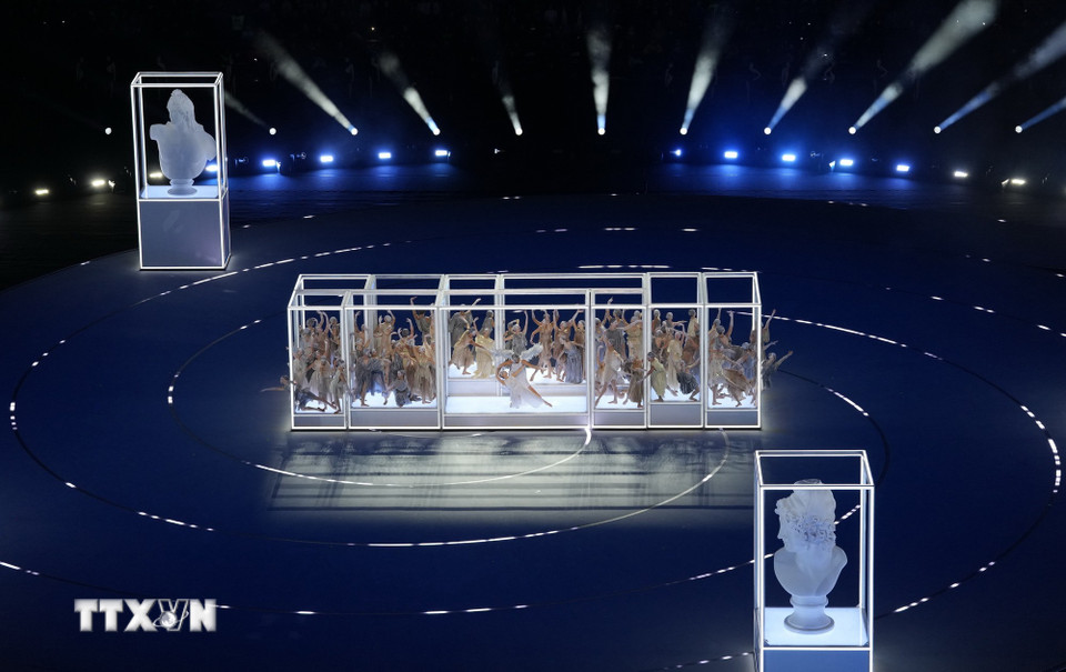 Nghệ sỹ biểu diễn tại lễ khai mạc Olympic mùa Đông Milan-Cortina 2026 ở Milan, Italy, ngày 6/2/2026. (Nguồn: THX/TTXVN)