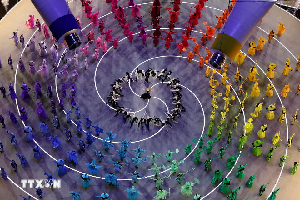 Nghệ sỹ biểu diễn tại lễ khai mạc Olympic mùa Đông Milan-Cortina 2026 ở Milan, Italy, ngày 6/2/2026. (Nguồn: THX/TTXVN)