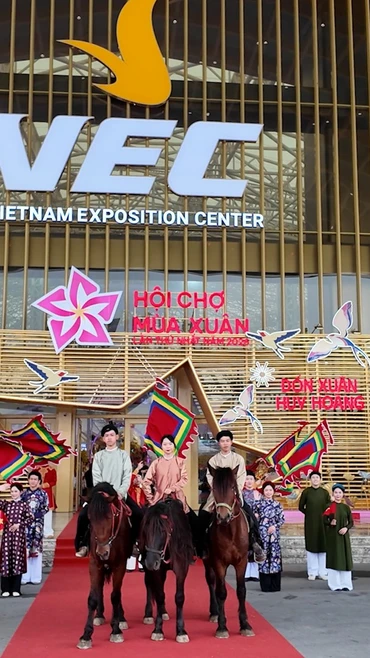Tái hiện vẻ đẹp vàng son của cổ phục Việt tại Hội chợ Mùa Xuân