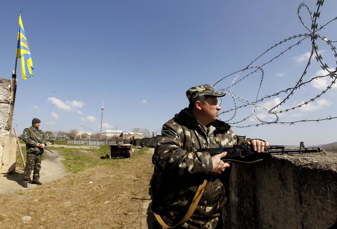 Lính Ukraine vác TV, máy giặt rời căn cứ ở Crimea ảnh 4