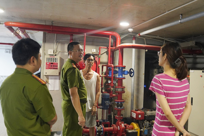 Đại tá Phạm Trung Hiếu, trưởng phòng Phòng Cảnh sát PCCC&CNCH đánh giá việc vận hành, hoạt động hệ thống máy bơm chữa cháy tại cơ sở nhà trọ địa chỉ số 70 Trương Công Giai (Dịch Vọng, Cầu Giấy, Hà Nội). (Ảnh: PV/Vietnam+) vnp_ pccc.jpg