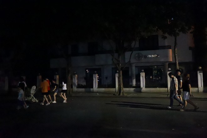 Hà Nội: Người dân nói gì khi phố đi bộ hoạt động trong ánh đèn leo lắt ảnh 7