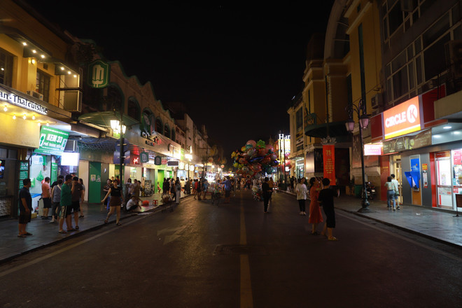 Hà Nội: Người dân nói gì khi phố đi bộ hoạt động trong ánh đèn leo lắt ảnh 2