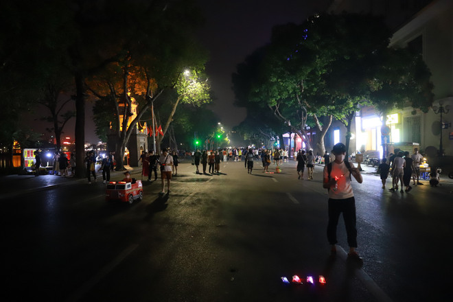 Hà Nội: Người dân nói gì khi phố đi bộ hoạt động trong ánh đèn leo lắt ảnh 5