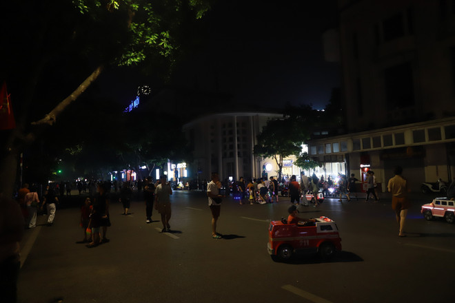 Hà Nội: Người dân nói gì khi phố đi bộ hoạt động trong ánh đèn leo lắt ảnh 4
