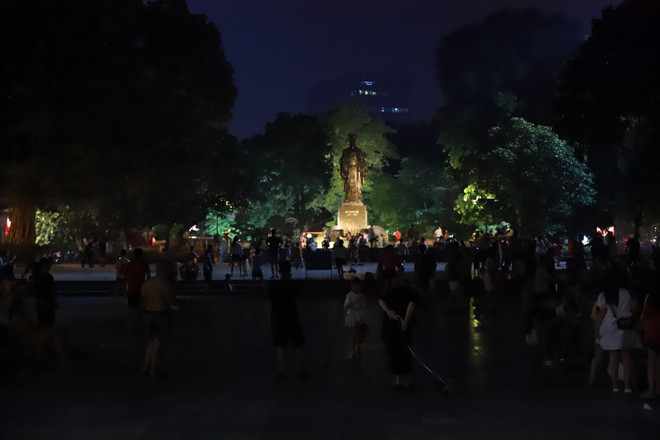 Hà Nội: Người dân nói gì khi phố đi bộ hoạt động trong ánh đèn leo lắt ảnh 6