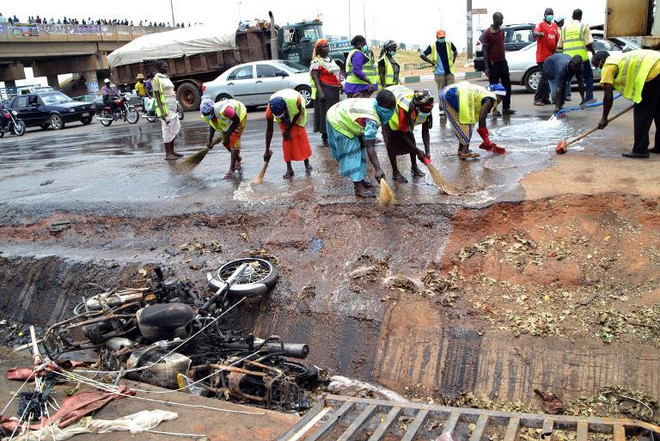 Nhóm Boko Haram là thủ phạm của nhiều vụ bạo lực ở Nigeria và Cameroon. Trong ảnh là người dân dọn dẹp hiện trường một vụ đánh bom (Nguồn: AFP) Nhóm Boko Haram bắt cóc 10 công dân Trung Quốc tại Cameroon ảnh 1