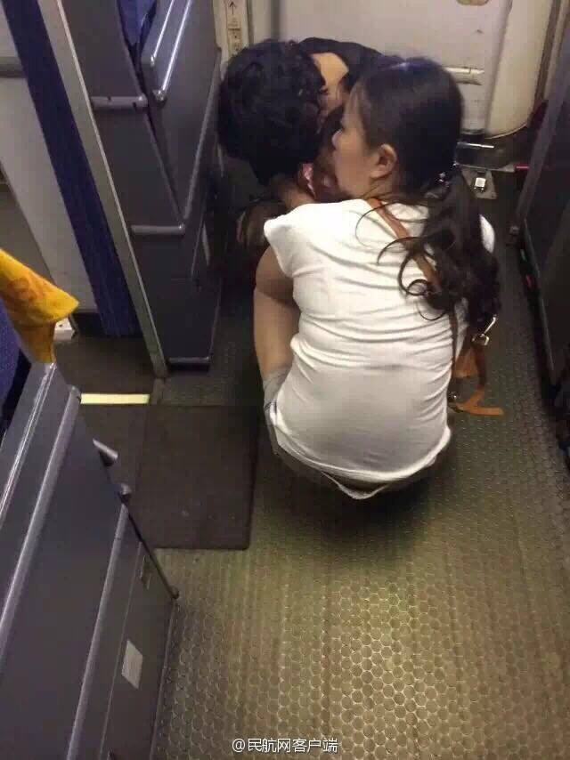 Đôi vợ chồng Trung Quốc cho con đại tiện ngay trên khoang máy bay ảnh 1