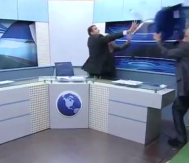 Khách mời bình luận quốc tế đánh nhau ngay trên trường quay ảnh 1