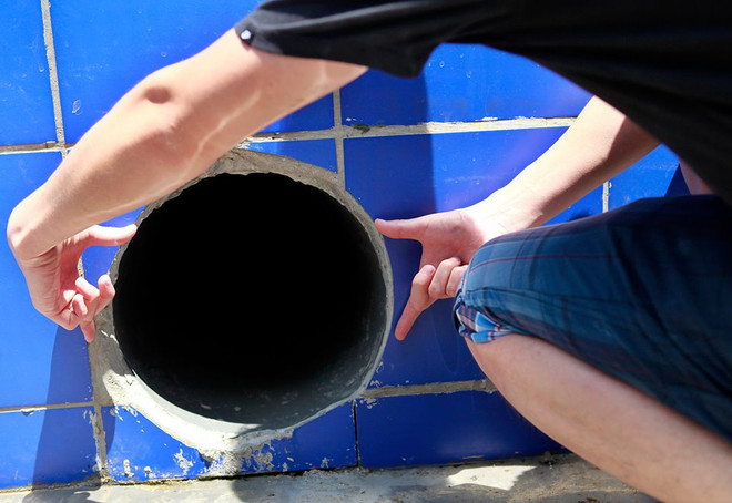 Học sinh 12 tuổi chết ngạt do bị cuốn vào ống thoát bể bơi ảnh 1