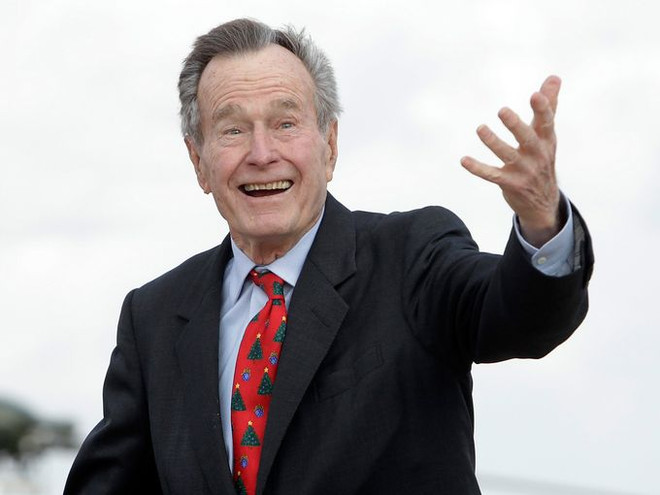 Cựu Tổng thống Hoa Kỳ George H.W. Bush bị ngã gãy xương cổ ảnh 1