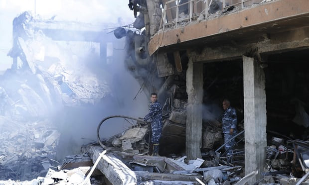Lính cứu hỏa Syria tại Trung tâm nghiên cứu khoa học bị liên quân đánh phá (Nguồn: AP) Syria: Hình ảnh đổ nát tại trung tâm nghiên cứu khoa học bị không kích ảnh 3