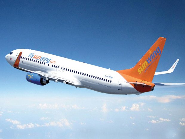 Canada điều chiến đấu cơ hộ tống máy bay vì khách nữ quậy phá ảnh 1