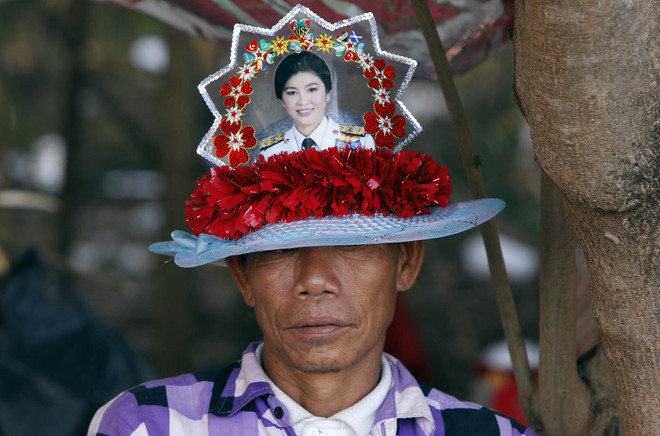 Người ủng hộ bà Yingluck phản đối quân đội Thái Lan thực hiện đảo chính (Nguồn: AP) Quân đội Thái Lan có thể giam giữ lãnh đạo bị lật đổ trong 1 tuần ảnh 1
