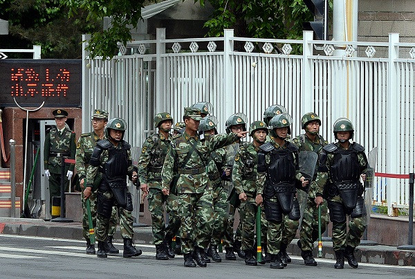 Cảnh sát bán quân sự Trung Quốc tuần tra tại Urumqi ngày 23/5. AFP-TTXVN Trung Quốc khởi động chiến dịch chống khủng bố tại Tân Cương ảnh 1