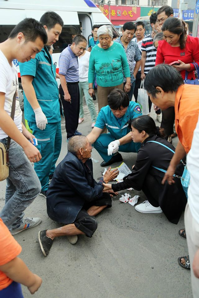 Vì sao dân Trung Quốc không cứu giúp người đi đường gặp nạn? ảnh 2