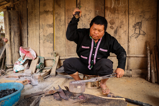 Anh Cứ A Nếnh là một trong những người đang gìn giữ nghề rèn của dân tộc Mông. (Ảnh: Hoài Nam/Vietnam+) vnp_ rendao 2.jpg