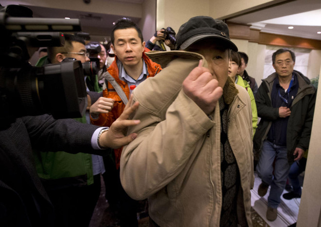 Thân nhân hành khách trên máy bay mất tích phẫn nộ ảnh 2