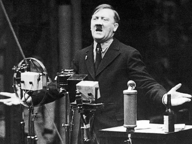 Adolf Hitler đã thôi miên mọi người bằng tài hùng biện như thế nào ảnh 1