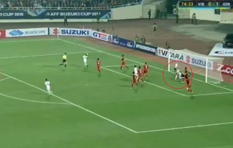 Nguyên Mạnh lĩnh thẻ đỏ vì đạp vào lưng cầu thủ Indonesia ảnh 1