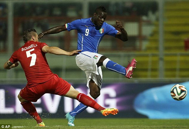 [Video] Pha ném biên tệ nhất trong lịch sử ở trận đấu của Italy ảnh 1