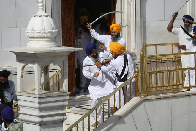 [Photo] Hỗn chiến bằng đao kiếm tại ngôi đền Sikh ở Ấn Độ ảnh 1