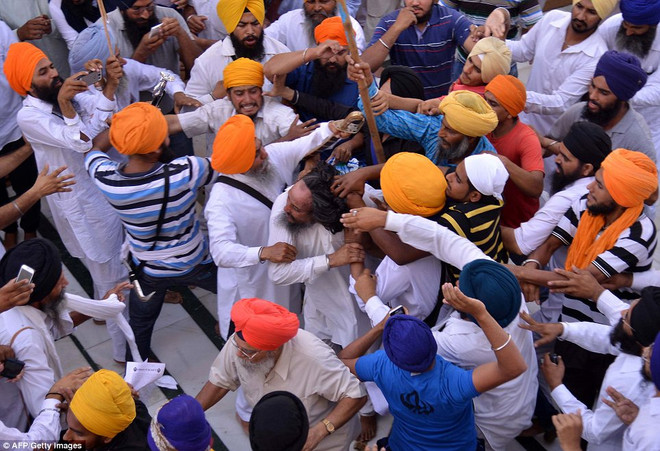 [Photo] Hỗn chiến bằng đao kiếm tại ngôi đền Sikh ở Ấn Độ ảnh 5