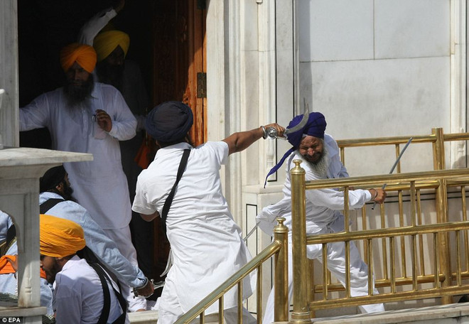 [Photo] Hỗn chiến bằng đao kiếm tại ngôi đền Sikh ở Ấn Độ ảnh 2