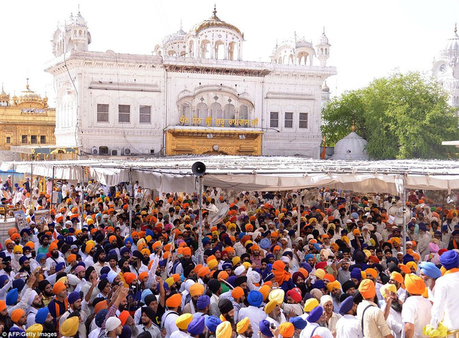 [Photo] Hỗn chiến bằng đao kiếm tại ngôi đền Sikh ở Ấn Độ ảnh 4