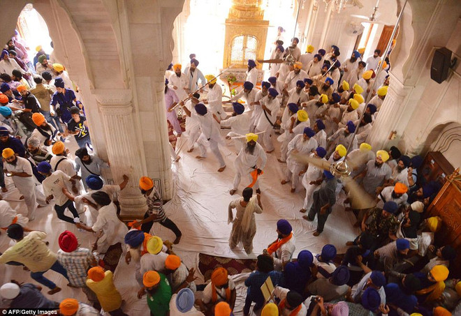 [Photo] Hỗn chiến bằng đao kiếm tại ngôi đền Sikh ở Ấn Độ ảnh 3