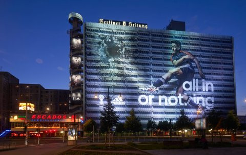 [Photo] Oezil "sút bóng thủng tường" trong quảng cáo Adidas ảnh 2