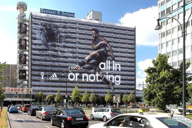 [Photo] Oezil "sút bóng thủng tường" trong quảng cáo Adidas ảnh 1