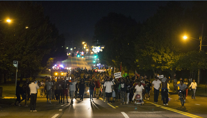 Mỹ: Biểu tình bùng phát sau vụ thiếu niên bị cảnh sát bắn chết ảnh 7