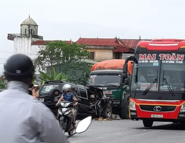 Nam Định: Hai ôtô đấu đầu trên Quốc lộ 10, ba người bị thương ảnh 1