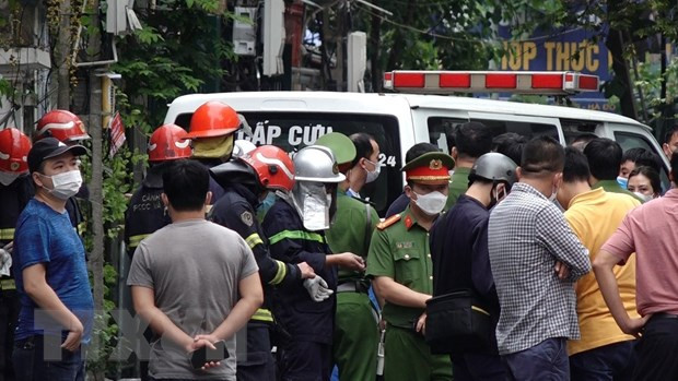 Lực lượng chức năng có mặt tại hiện trường vụ hỏa hoạn để tìm kiếm, cứu hộ, cứu nạn. (Ảnh: TTXVN phát) Hà Nội: Cháy nhà dân ở quận Hà Đông, có 3 nạn nhân là trẻ em ảnh 1