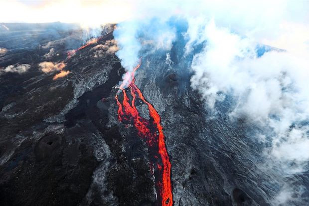 Núi lửa "nổi giận" ở Reunion sau khi tìm thấy mảnh vỡ nghi MH370 ảnh 1