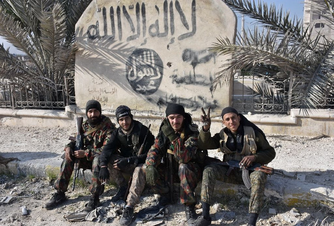Các binh sĩ trung thành với chính phủ Syria (Nguồn: AFP) Hơn 100 binh sĩ Syria tử trận khi IS bất ngờ tái chiếm Palmyra ảnh 1